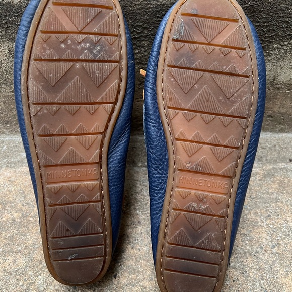 Minnetonka Women's Navy and Tan Moccasins - Picture 5 of 5